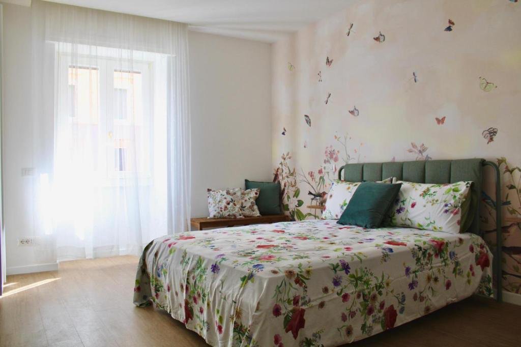Ampia Camera Matrimoniale con parete floreale — King's Place, Roma